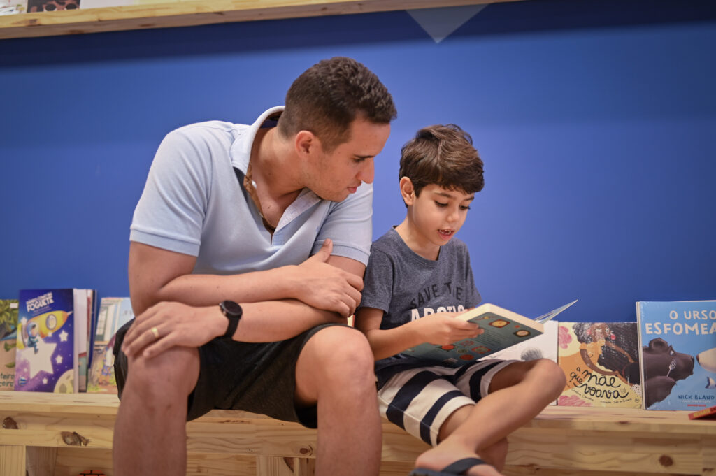 Pai e filho lendo na Livroteca Story Time